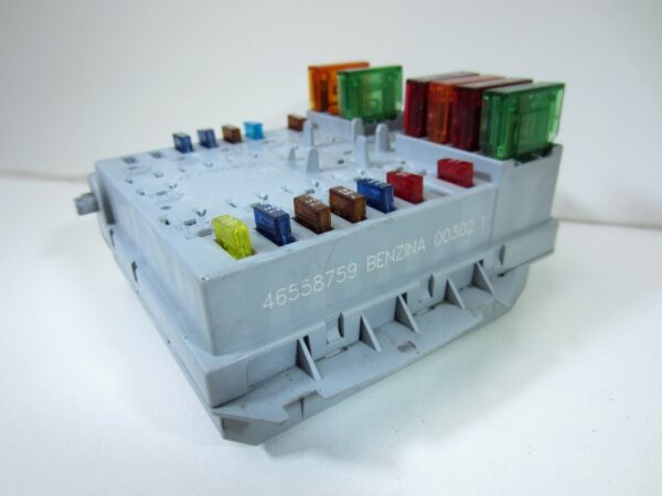 Compartiment moteur boîte à fusibles Alfa 147 – Image 3