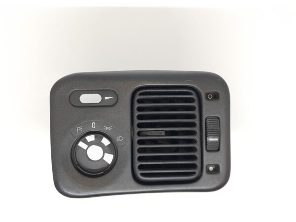 Grille de ventilation gauche et interrupteur d'éclairage du cadre Lancia Kappa