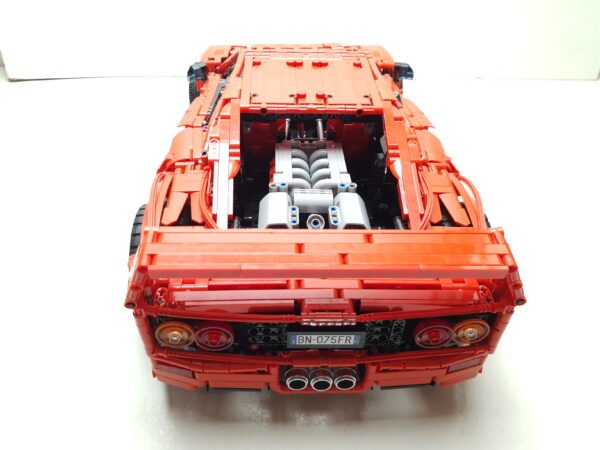 Set di costruzioni MOC Ferrari F40 in mattoni in scala 1:8 - immagine 11