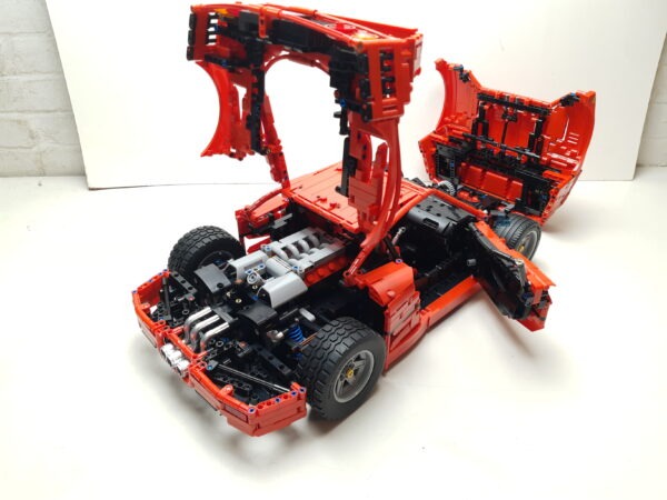 Set di costruzioni MOC Ferrari F40 in mattoni in scala 1:8 - immagine 14