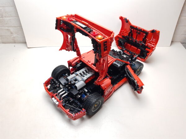 Set di costruzioni MOC Ferrari F40 in mattoni in scala 1:8 - immagine 15