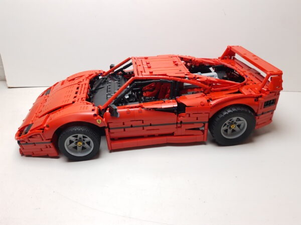 Set di costruzioni MOC Ferrari F40 in mattoni in scala 1:8 - immagine 4